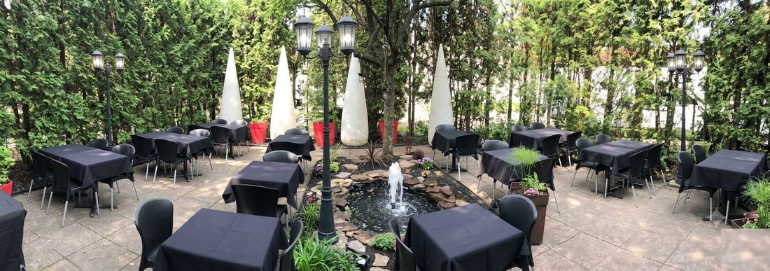 La terrasse-jardin à l'arrière du restaurant